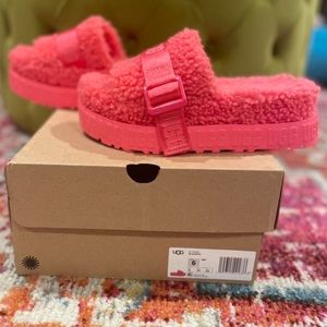 Bright pink FLUFFITA UGGS fur slippers 
BRAND NEW.